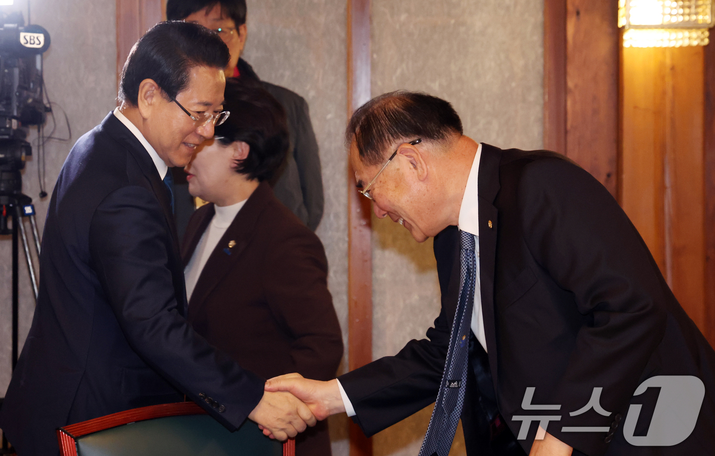 (서울=뉴스1) 김명섭 기자 = 김영록 전남지사와 이개호 국회의원이 9일 서울 종로구 삼청동 총리공관에서 열린 김민석 국무총리와의 전남·광주 행정통합 관련 면담에서 인사를 하고 있 …