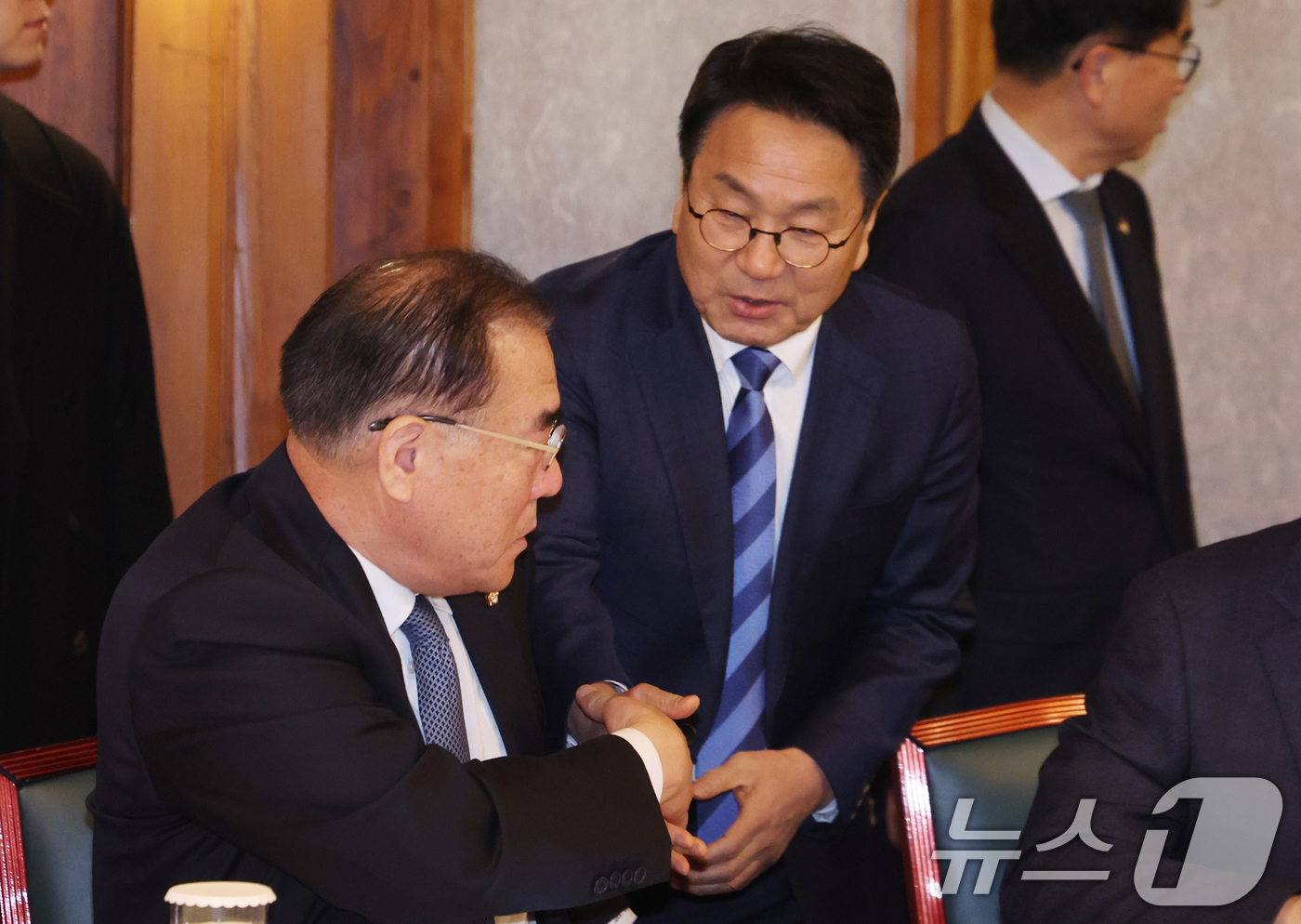 (서울=뉴스1) 김명섭 기자 = 강기정 광주시장과 이개호 국회의원이 9일 서울 종로구 삼청동 총리공관에서 열린 김민석 국무총리와의 전남·광주 행정통합 관련 면담에서 인사를 하고 있 …