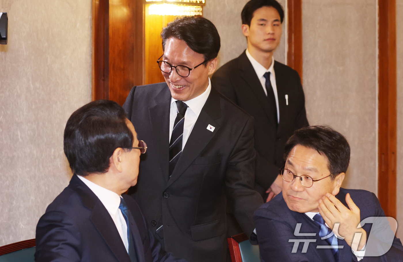 (서울=뉴스1) 김명섭 기자 = 김민석 국무총리가 9일 서울 종로구 삼청동 총리공관에서 열린 전남·광주 행정통합 관련 면담에서 이동하고 있다. 앞쪽에는 김영록 전남지사와 강기정 광 …