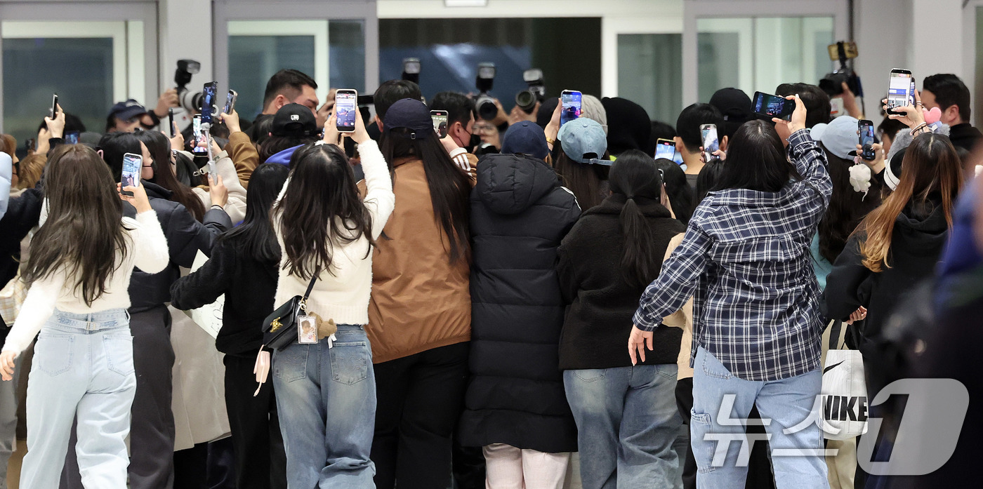 (인천공항=뉴스1) 박지혜 기자 = 그룹 방탄소년단(BTS) RM, 제이홉, 슈가, 정국, 지민, 진, 뷔가 해외 일정을 마치고 9일 오후 인천국제공항을 통해 귀국하자 팬들이 뒤따 …