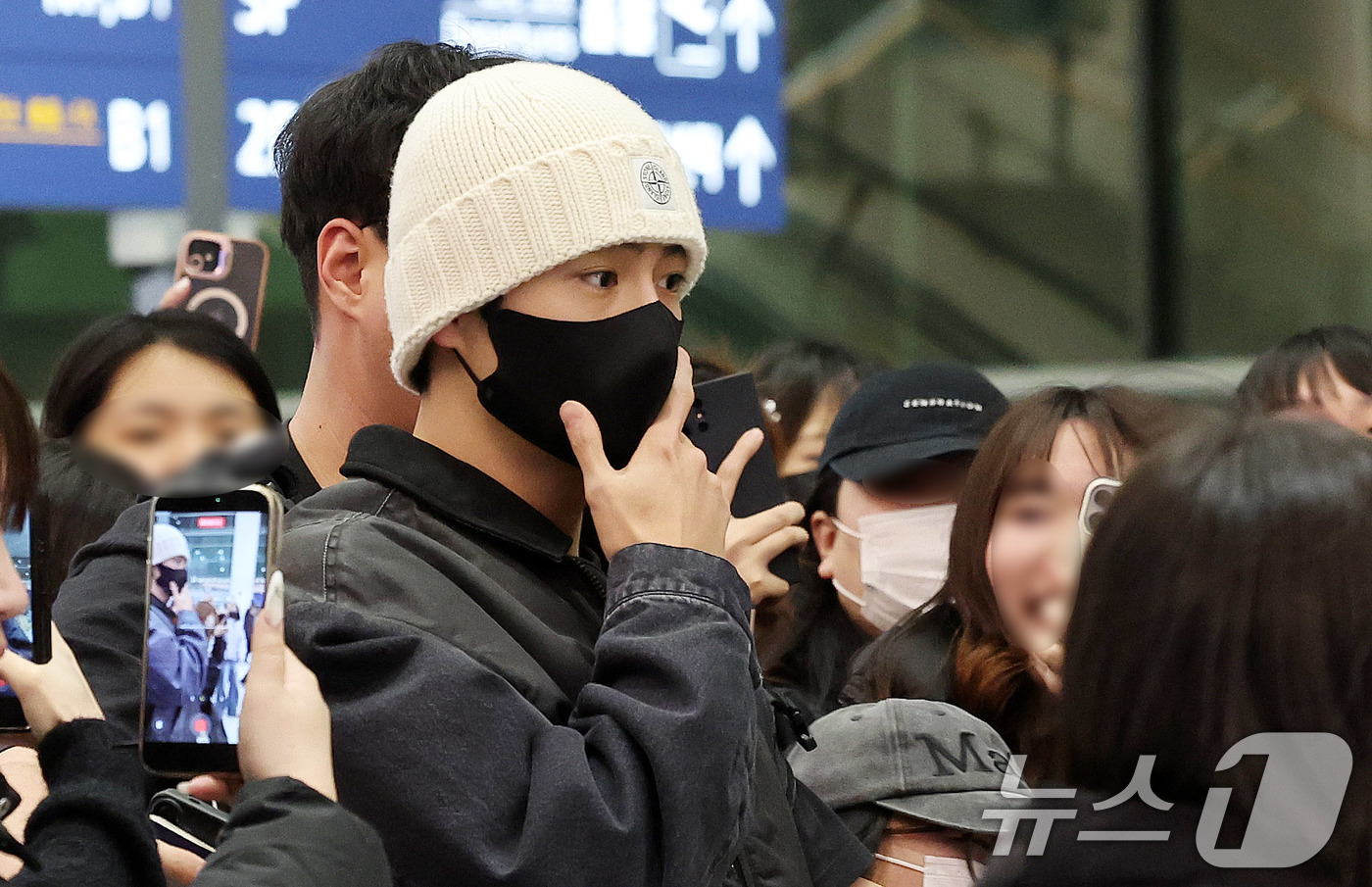 (인천공항=뉴스1) 박지혜 기자 = 그룹 더보이즈 멤버 현재가 9일 오후 인천국제공항을 통해 귀국하고 있다. 2026.2.9/뉴스1