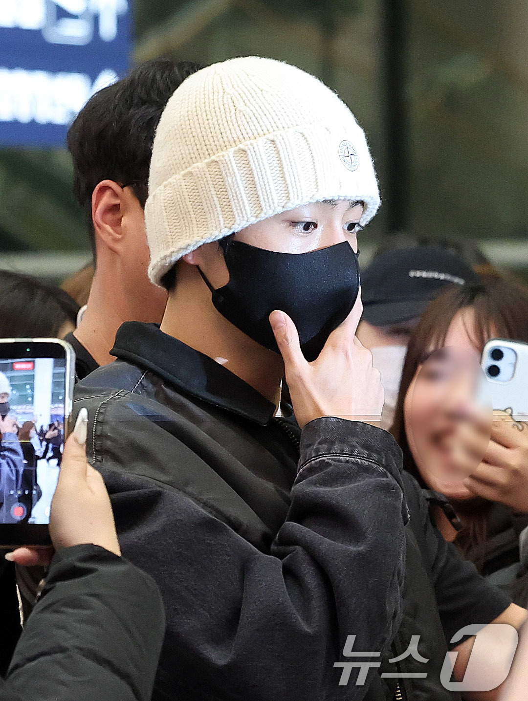 (인천공항=뉴스1) 박지혜 기자 = 그룹 더보이즈 멤버 현재가 9일 오후 인천국제공항을 통해 귀국하고 있다. 2026.2.9/뉴스1