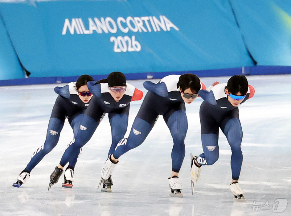 (밀라노=뉴스1) 김진환 기자 = 스피드스케이팅 남녀 매스스타트에 출전하는 정재원, 조승민, 박지우, 임리원이 9일(현지시간) 이탈리아 밀라노 스피드스케이팅 스타디움에서 훈련하고 …