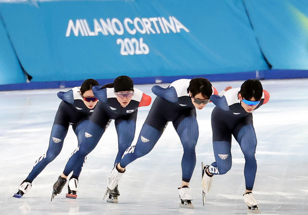 훈련하는 남녀 매스스타트 선수들