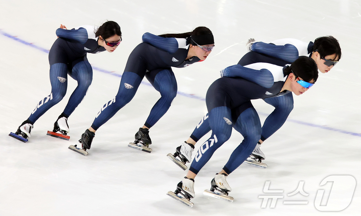 (밀라노=뉴스1) 김진환 기자 = 스피드스케이팅 남녀 매스스타트에 출전하는 정재원, 조승민, 박지우, 임리원이 9일(현지시간) 이탈리아 밀라노 스피드스케이팅 스타디움에서 훈련하고 …