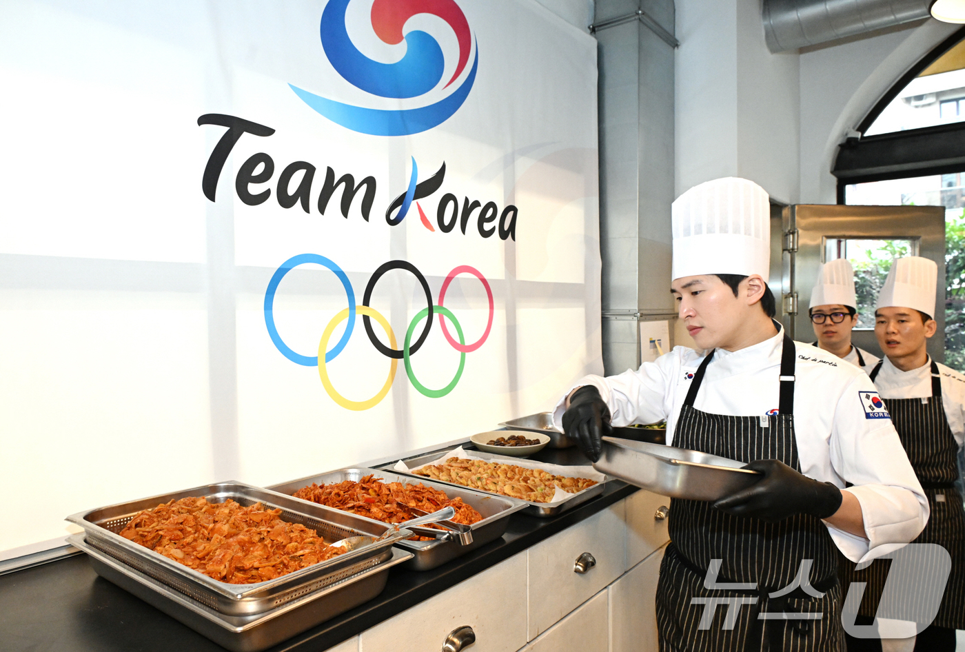 (서울=뉴스1) 김명섭 기자 = 9일(현지시간) 이탈리아 밀라노에서 열린 대한체육회가 운영하는 급식지원센터 공개 미디어행사에서 김중현 조리장과 영양사들이 국가대표팀 선수들에게 전달 …