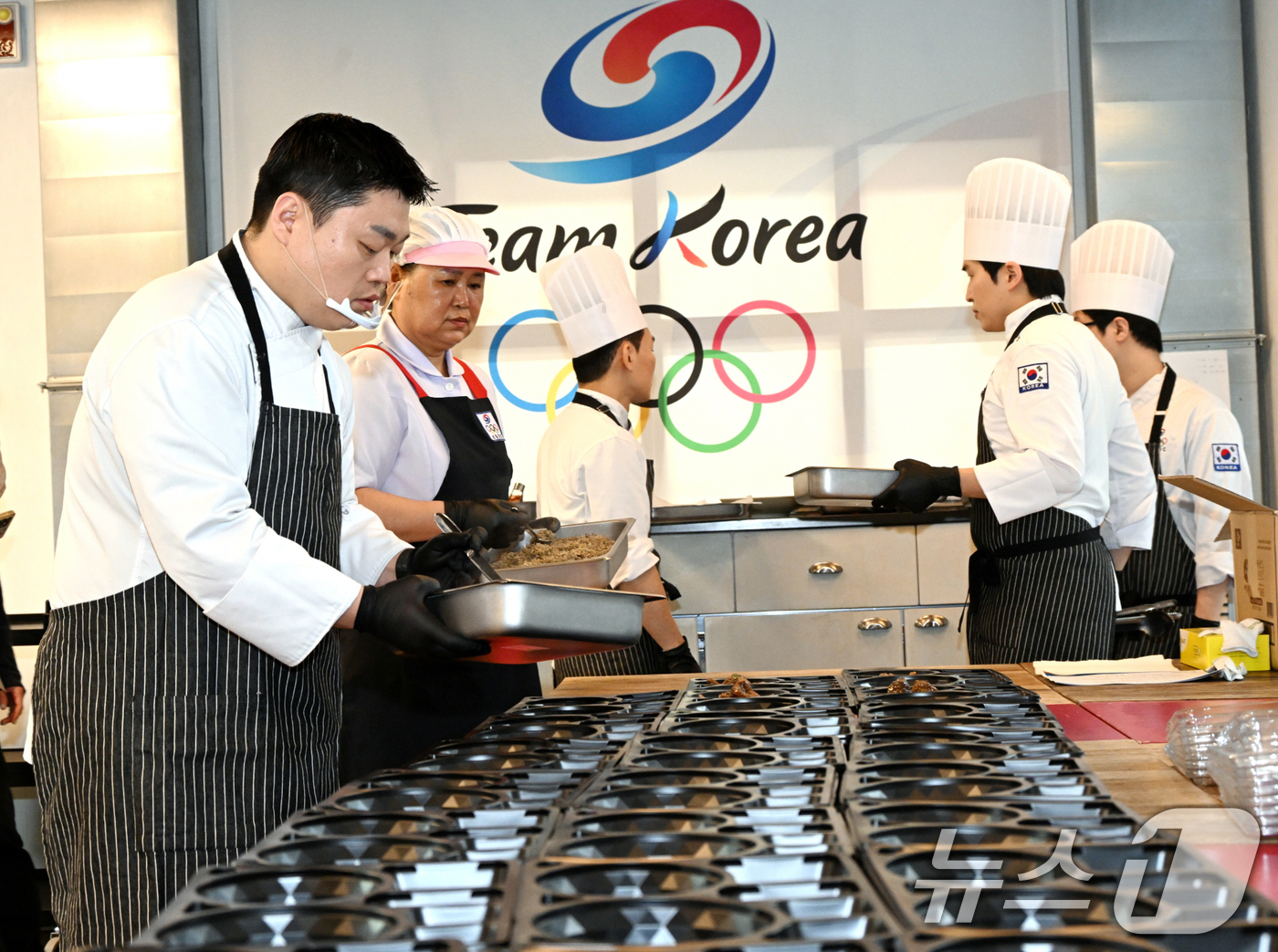 (서울=뉴스1) 김명섭 기자 = 9일(현지시간) 이탈리아 밀라노에서 열린 대한체육회가 운영하는 급식지원센터 공개 미디어행사에서 김중현 조리장과 영양사들이 국가대표팀 선수들에게 전달 …