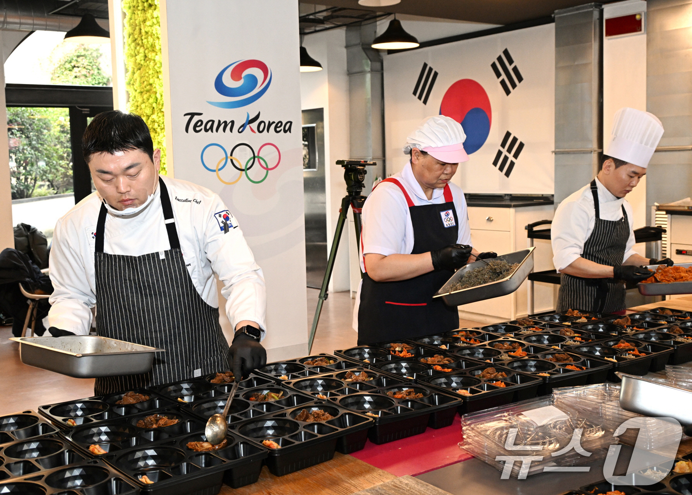 (서울=뉴스1) 김명섭 기자 = 9일(현지시간) 이탈리아 밀라노에서 열린 대한체육회가 운영하는 급식지원센터 공개 미디어행사에서 김중현 조리장과 영양사들이 국가대표팀 선수들에게 전달 …