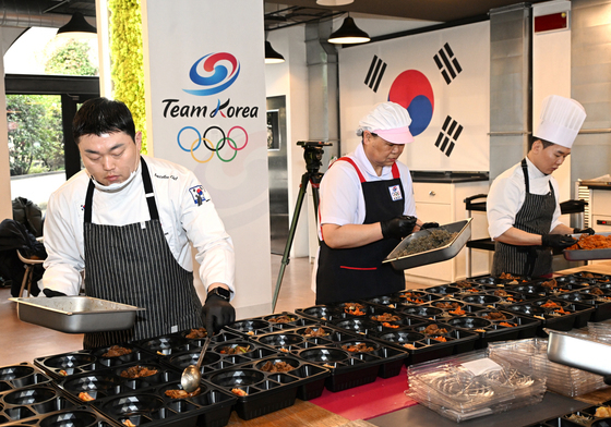 밀라노 급식지원센터서 선수들 위한 도시락 준비 한창