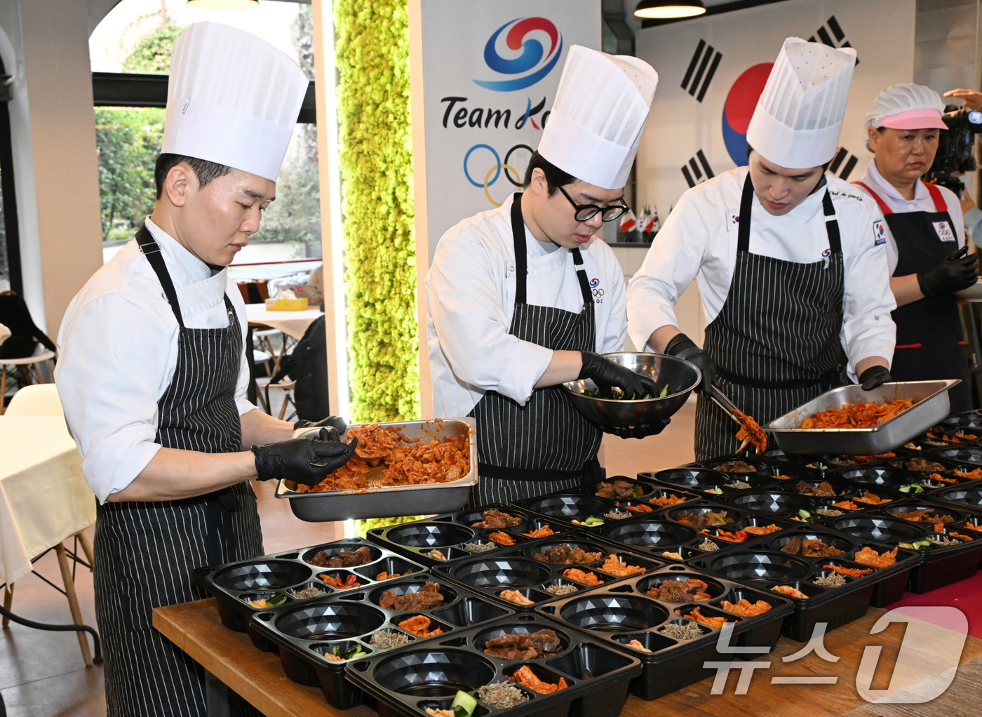 (서울=뉴스1) 김명섭 기자 = 9일(현지시간) 이탈리아 밀라노에서 열린 대한체육회가 운영하는 급식지원센터 공개 미디어행사에서 김중현 조리장과 영양사들이 국가대표팀 선수들에게 전달 …