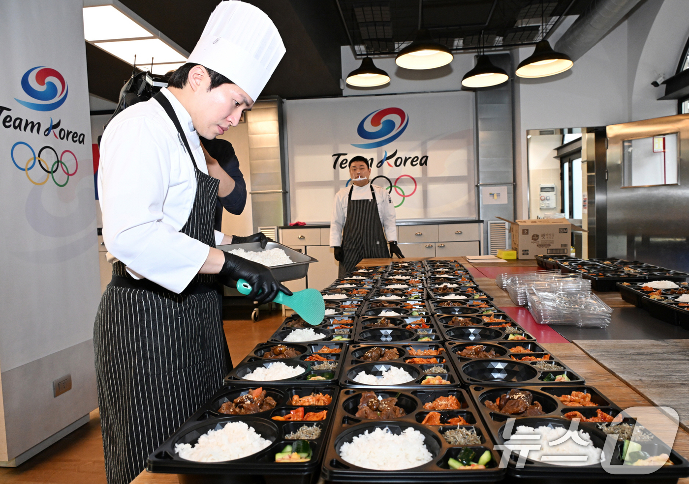 (서울=뉴스1) 김명섭 기자 = 9일(현지시간) 이탈리아 밀라노에서 열린 대한체육회가 운영하는 급식지원센터 공개 미디어행사에서 김중현 조리장과 영양사들이 국가대표팀 선수들에게 전달 …