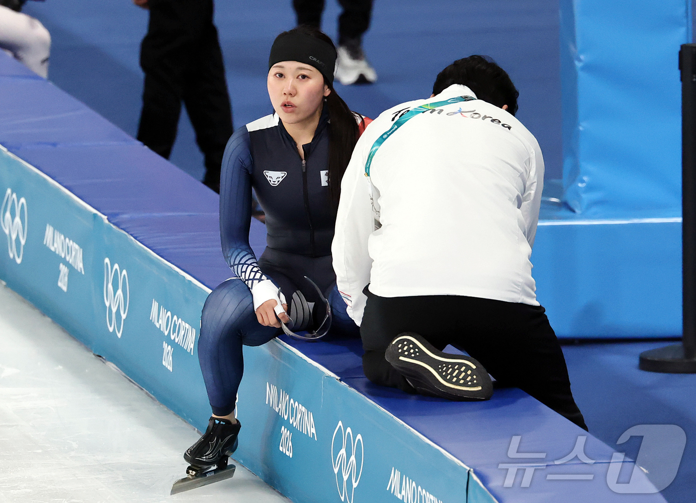 (밀라노=뉴스1) 김진환 기자 = 스피드스케이팅 매스스타트에 박지우가 9일(현지시간) 이탈리아 밀라노 스피드스케이팅 스타디움에서 훈련 중 코칭 스테프와 대화를 나누고 있다. 202 …