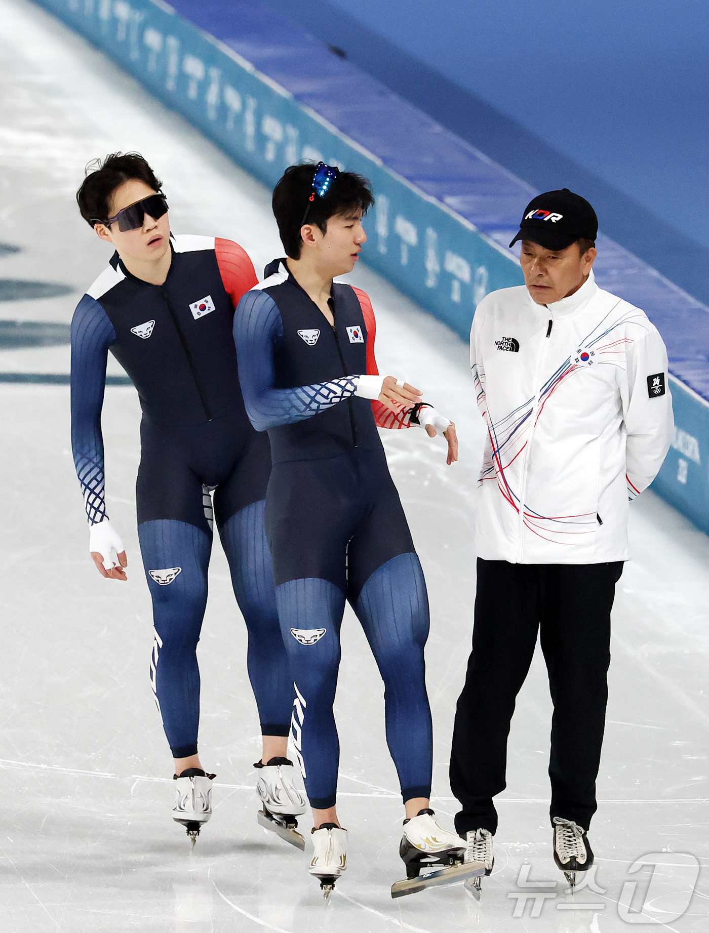 (밀라노=뉴스1) 김진환 기자 = 스피드스케이팅 매스스타트에 출전하는 정재원과 조승민(왼쪽)이 9일(현지시간) 이탈리아 밀라노 스피드스케이팅 스타디움에서 훈련 중 백철기 대표팀 감 …