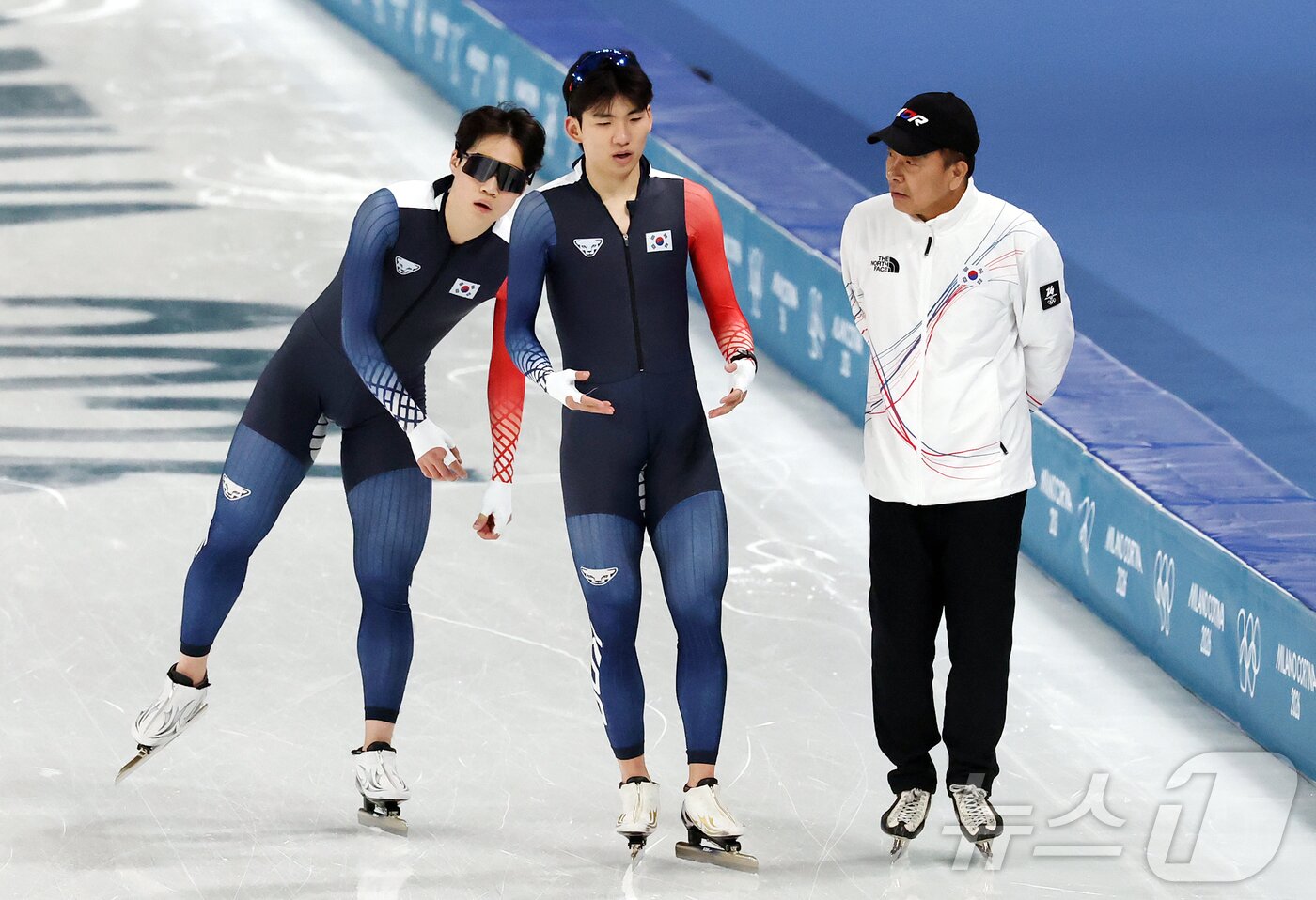 본문 이미지 - 스피드스케이팅 매스스타트에 출전하는 정재원과 조승민(왼쪽)이 9일(현지시간) 이탈리아 밀라노 스피드스케이팅 스타디움에서 훈련 중 백철기 대표팀 감독과 대화를 나누고 있다. 2026.2.9 ⓒ 뉴스1 김진환 기자