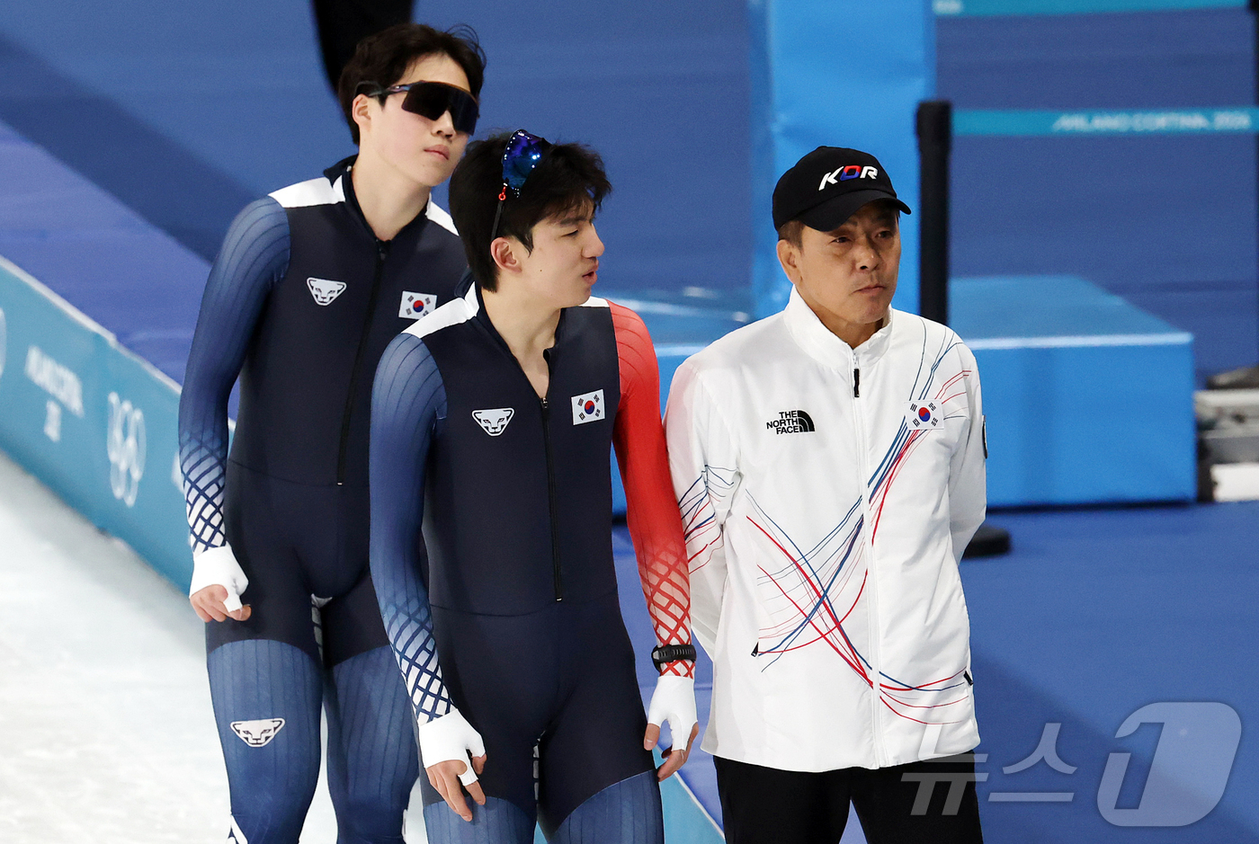 (밀라노=뉴스1) 김진환 기자 = 스피드스케이팅 매스스타트에 출전하는 정재원과 조승민(왼쪽)이 9일(현지시간) 이탈리아 밀라노 스피드스케이팅 스타디움에서 훈련 중 백철기 대표팀 감 …