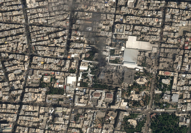 이란 하메네이는 어디로…시커먼 연기 치솟는 공식 거처