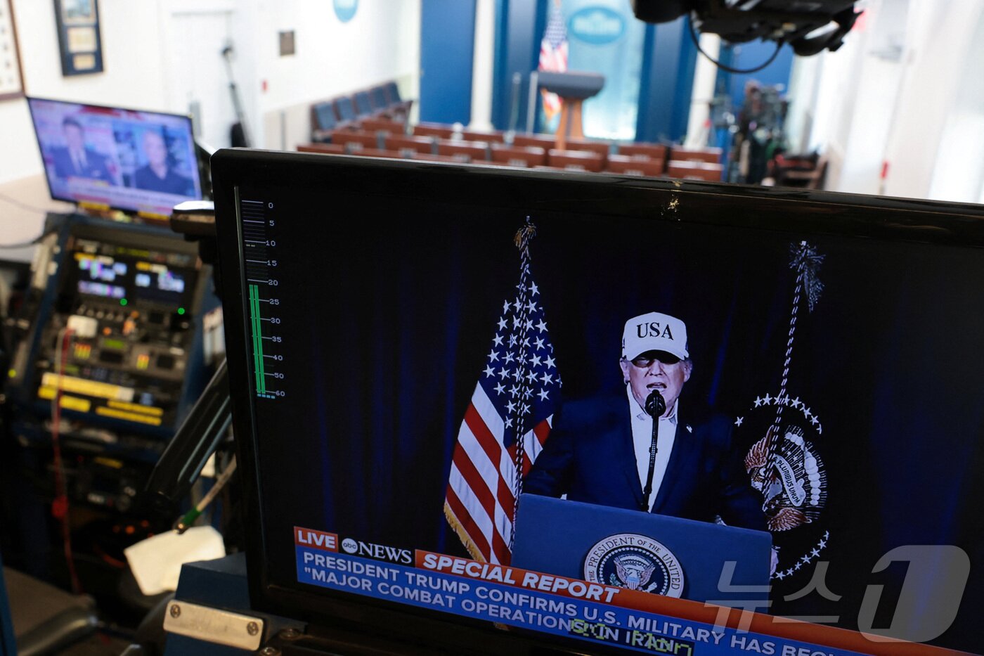 본문 이미지 - 28일(현지시간) 미국이 이란에 대한 군사작전 '오퍼레이션 에픽 퓨리'를 단행한 가운데, 미국 워싱턴DC 백악관 브리핑룸 모니터링 화면에 도널드 트럼프 미국 대통령의 공격 사실을 알리는 영상이 방영되고 있다. 2026.02.28. ⓒ 로이터=뉴스1