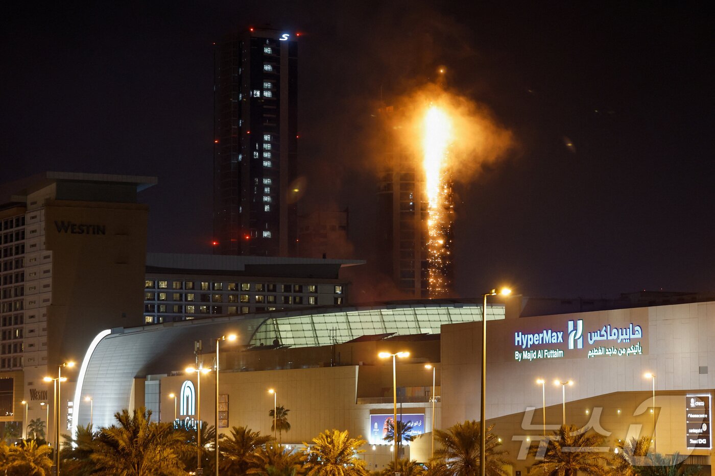 본문 이미지 - 바레인 마나마의 건물이 이란 드론 공격으로 불타고 있다. 2026.02.28 ⓒ 로이터=뉴스1