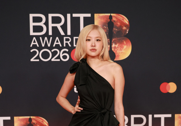 로제, 英 브릿 어워즈 참석…레드카펫서 절개 드레스로 '우아'