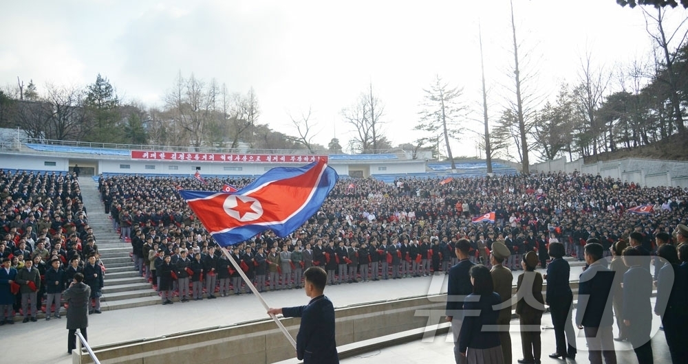 (평양 노동신문=뉴스1) = 북한 노동당 기관지 노동신문은 1일 강원도의 고급중학교(고등학교) 졸업반 학생들이 조국 보위 초소에 탄원(자원)했다고 선전했다. '수령 보위', '조국 …