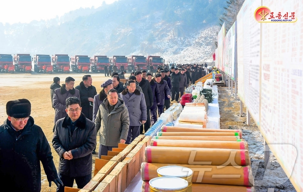 (평양 노동신문=뉴스1) = 북한 노동당 기관지 노동신문은 1일 평안북도에서 농촌 살림집(주택)건설과 관련된 보여주기(시범사업)을 진행했다고 보도했다. 참관자들은 전시된 건설 장비 …