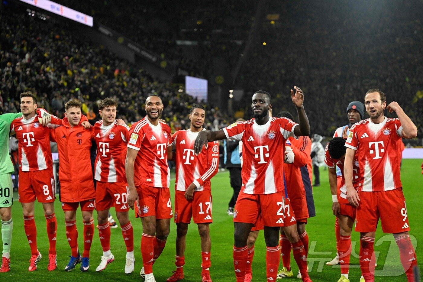 본문 이미지 - 도르트문트전 승리 후 기뻐하는 바이에른 뮌헨 선수들 ⓒ AFP=뉴스1