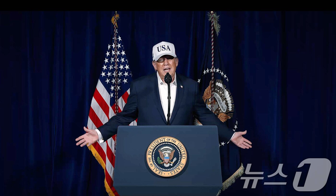 본문 이미지 - 도널드 트럼프 미국 대통령이 지난달 28일(현지시간) 이란에 대한 공격 개시를 공식화했다. 트럼프 대통령은 이날 소셜미디어(SNS) 트루스소셜에 올린 8분짜리 영상을 통해 "조금 전 이란 내 중대 전투를 시작했다＂며 미국의 이란 공격 사실을 확인했다. 또한 트럼프 대통령은 이날 자신의 소셜미디어 트루스소셜을 통해 ＂역사상 가장 사악한 인물 중 한 명인 하메네이가 죽었다＂라고 밝혔다. (트럼프소셜미디어X 캡쳐, 재판매 및 DB금지)2026.3.1 ⓒ 뉴스1