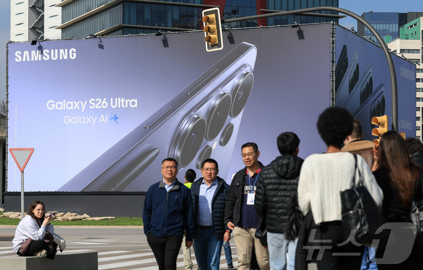 (바르셀로나=뉴스1) 사진공동취재단 = 27일(현지시간) 모바일 월드 콩그레스(MWC)2026이 열리는 스페인 바르셀로나 피라 그란 비아 전시장 인근에 삼성전자 갤럭시 S26 울트 …