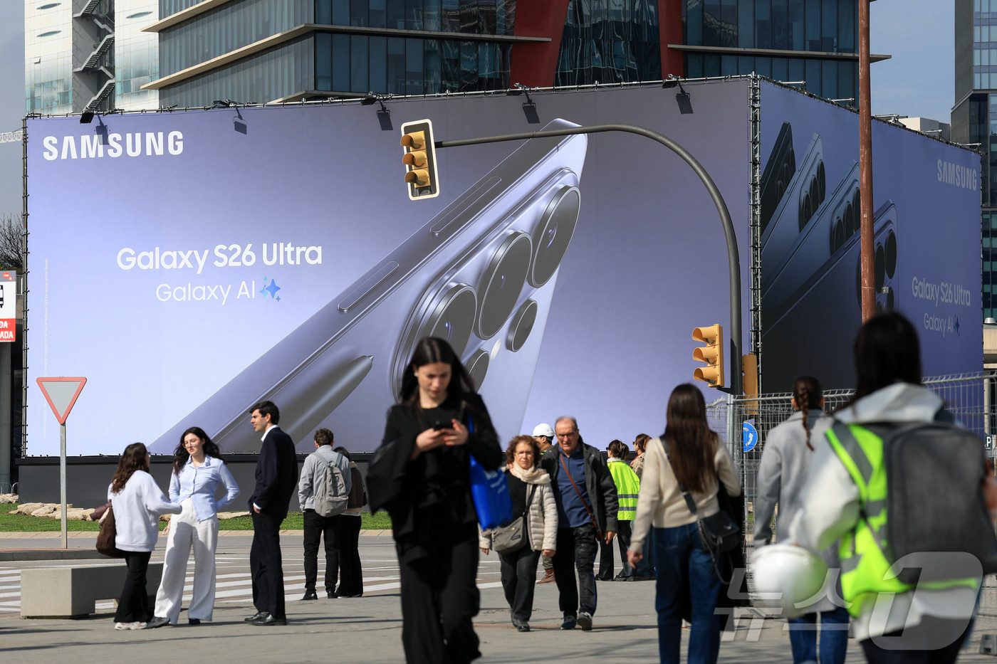 (바르셀로나=뉴스1) 사진공동취재단 = 27일(현지시간) 모바일 월드 콩그레스(MWC)2026이 열리는 스페인 바르셀로나 피라 그란 비아 전시장 인근에 삼성전자 갤럭시 S26 울트 …