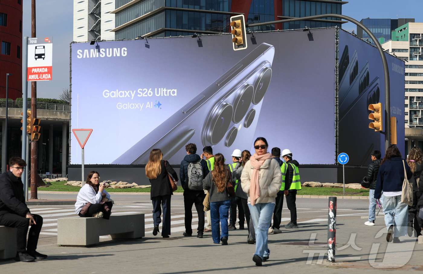 (바르셀로나=뉴스1) 사진공동취재단 = 27일(현지시간) 모바일 월드 콩그레스(MWC)2026이 열리는 스페인 바르셀로나 피라 그란 비아 전시장 인근에 삼성전자 갤럭시 S26 울트 …