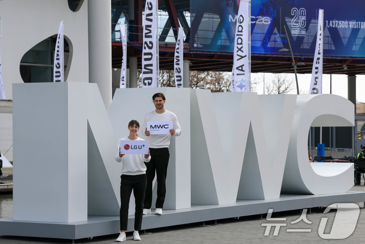 (바르셀로나=뉴스1) 사진공동취재단 = 27일(현지시간) 모바일 월드 콩그레스(MWC)2026이 열리는 스페인 바르셀로나 피라 그란 비아 전시장에서 LG유플러스 전시 현지 관계자들 …