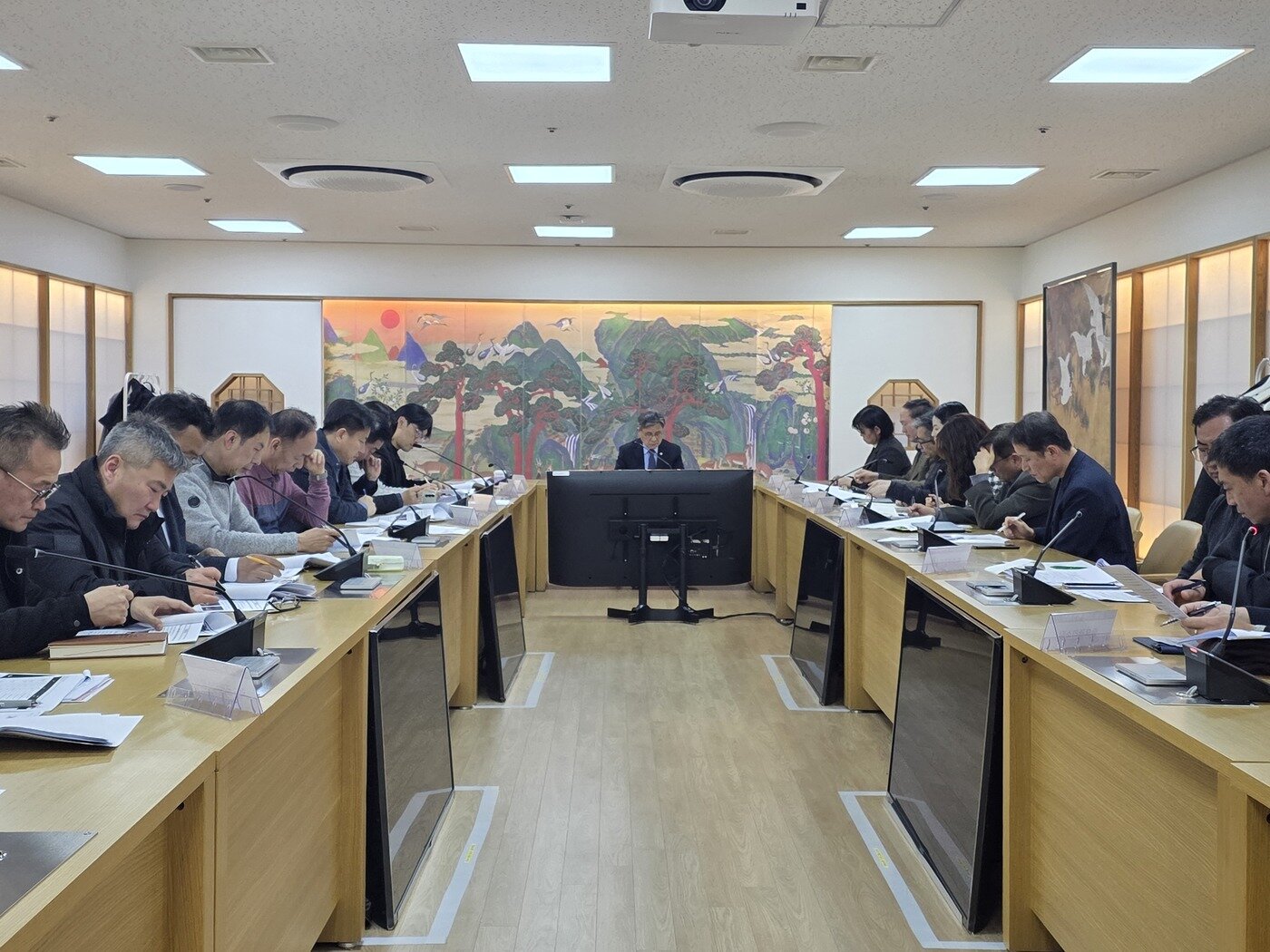 본문 이미지 - 지난달 25일 열린 궁능 및 박물관 종합 안전 대책 회의 모습(국가유산청 제공)