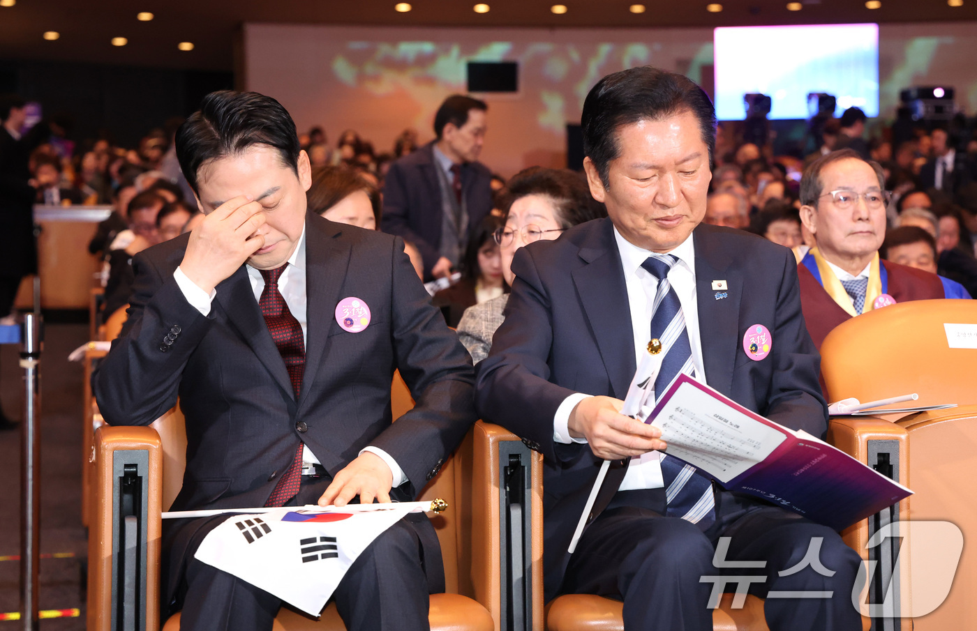 (서울=뉴스1) 이재명 기자 = 정청래 더불어민주당 대표(오른쪽)와 장동혁 국민의힘 대표가 1일 서울 강남구 코엑스에서 열린 제107주년 3·1절 기념식에 참석해 자리하고 있다. …