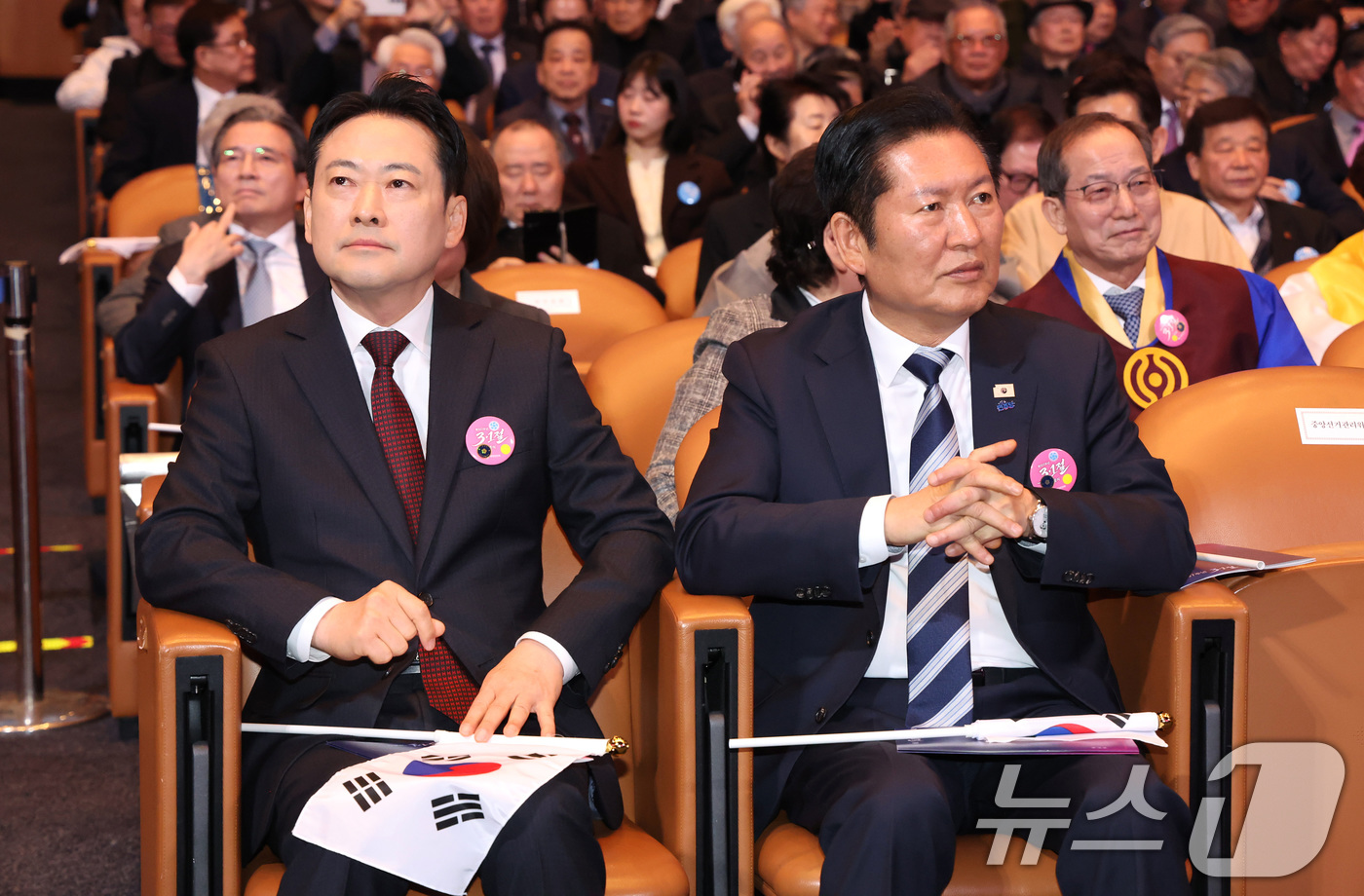 (서울=뉴스1) 이재명 기자 = 정청래 더불어민주당 대표(오른쪽)와 장동혁 국민의힘 대표가 1일 서울 강남구 코엑스에서 열린 제107주년 3·1절 기념식에 참석해 자리하고 있다. …