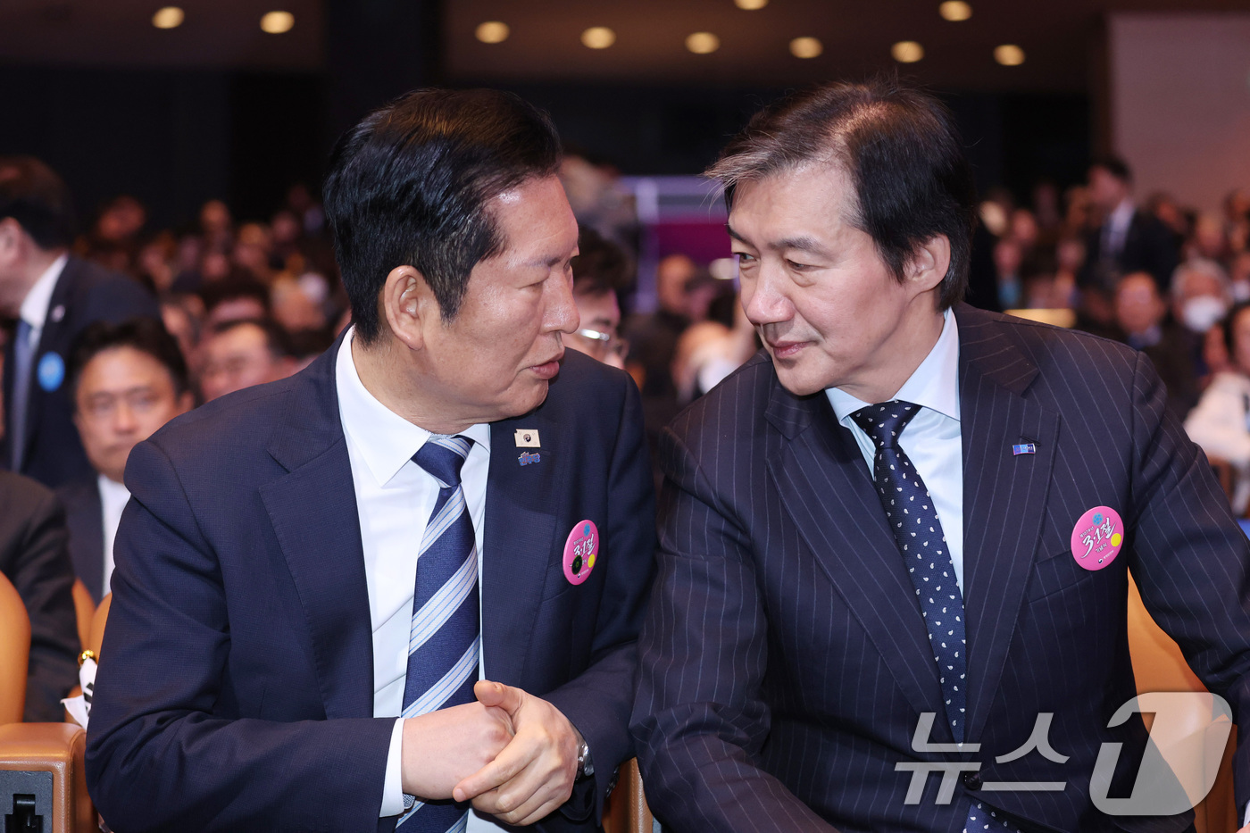 (서울=뉴스1) 이재명 기자 = 정청래 더불어민주당 대표(왼쪽)와 조국 조국혁신당 대표가 1일 서울 강남구 코엑스에서 열린 제107주년 3·1절 기념식에서 대화를 나누고 있다. 2 …