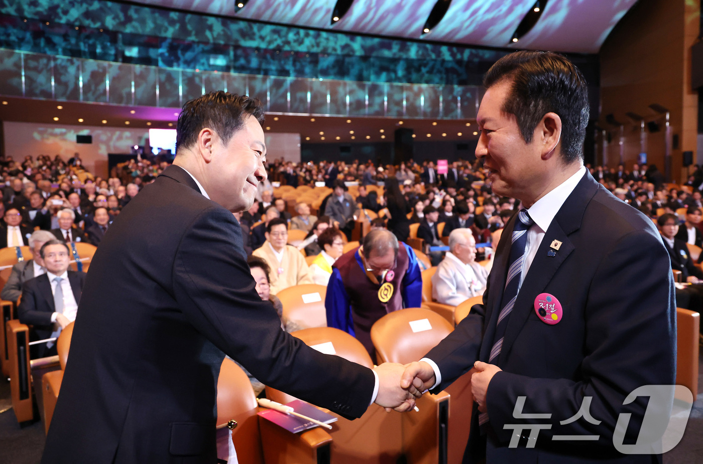 (서울=뉴스1) 이재명 기자 = 정청래 더불어민주당 대표(오른쪽)와 장동혁 국민의힘 대표가 1일 서울 강남구 코엑스에서 열린 제107주년 3·1절 기념식에서 악수를 나누고 있다. …