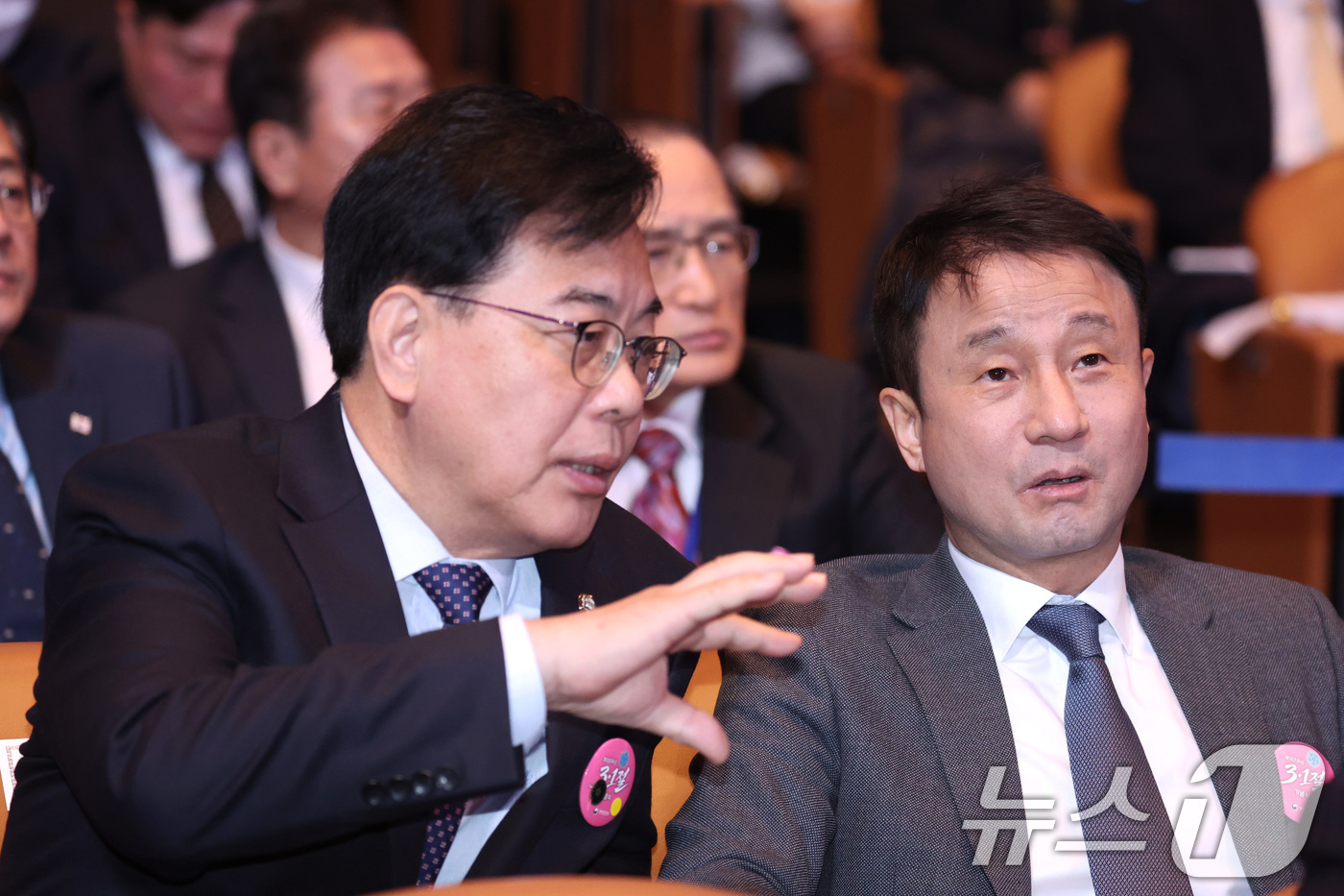 (서울=뉴스1) 이재명 기자 = 한병도 더불어민주당 원내대표(오른쪽)와 송언석 국민의힘 원내대표가 1일 서울 강남구 코엑스에서 열린 제107주년 3·1절 기념식에서 대화를 나누고 …