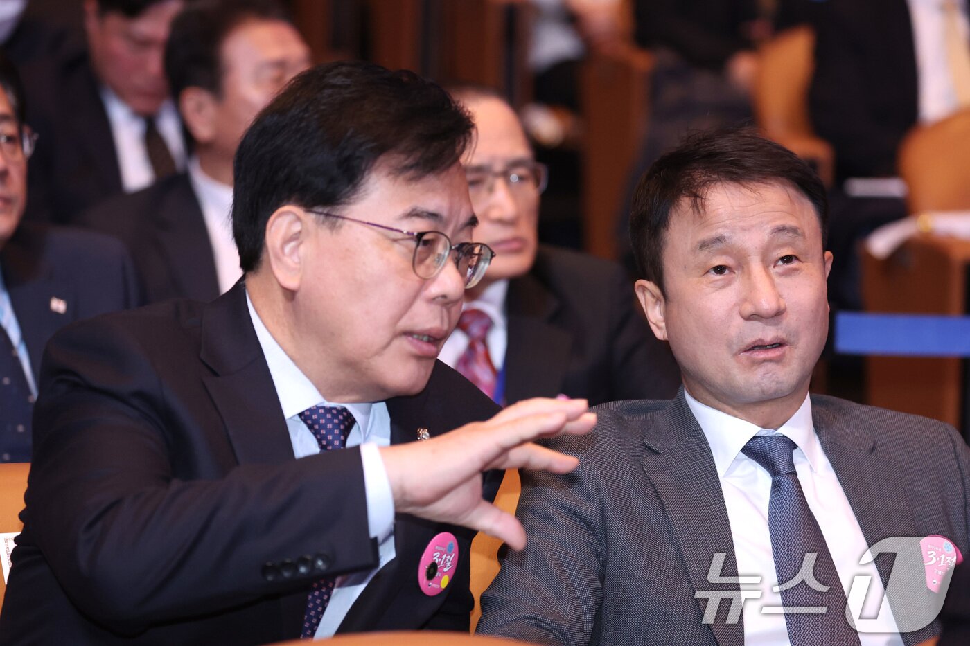 본문 이미지 - 한병도 더불어민주당 원내대표(오른쪽)와 송언석 국민의힘 원내대표가 1일 서울 강남구 코엑스에서 열린 제107주년 3·1절 기념식에서 대화를 나누고 있다. 2026.3.1 ⓒ 뉴스1 이재명 기자