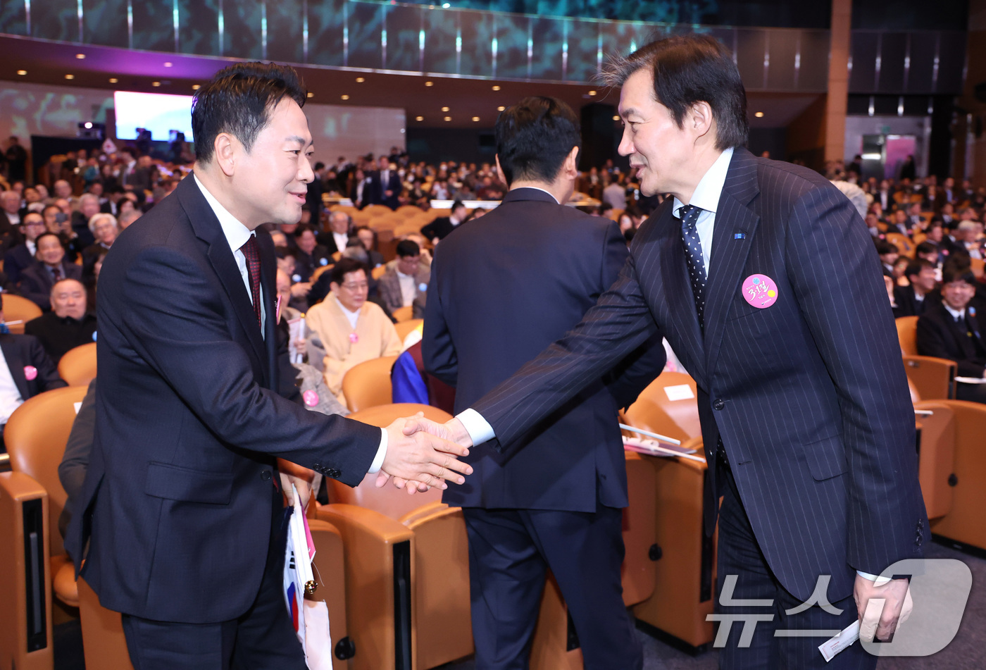 (서울=뉴스1) 이재명 기자 = 장동혁 국민의힘 대표(왼쪽)와 조국 조국혁신당 대표가 1일 서울 강남구 코엑스에서 열린 제107주년 3·1절 기념식에서 악수를 나누고 있다. 202 …