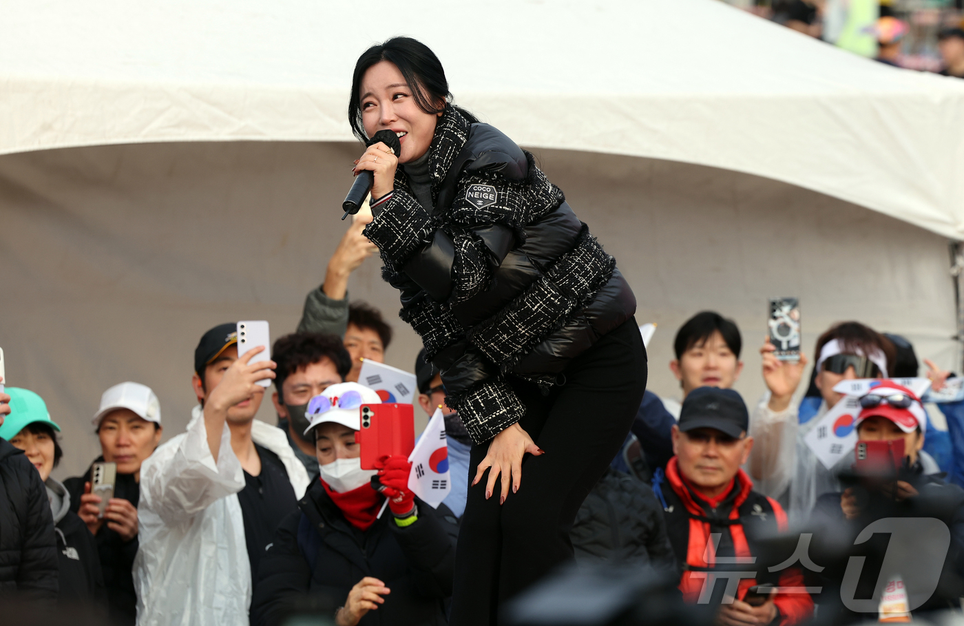 (서울=뉴스1) 김진환 기자 = 가수 홍진영이 1일 오전 서울 광진구 뚝섬한강공원 수변무대에서 열린 '2026 머니투데이방송(MTN) 3·1절 기념 마라톤대회'에서 특별공연을 하고 …