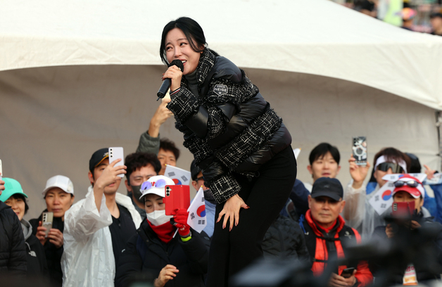 축하공연하는 홍진영