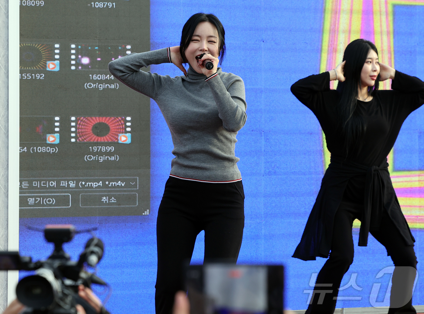 (서울=뉴스1) 김진환 기자 = 가수 홍진영이 1일 오전 서울 광진구 뚝섬한강공원 수변무대에서 열린 '2026 머니투데이방송(MTN) 3·1절 기념 마라톤대회'에서 특별공연을 하고 …