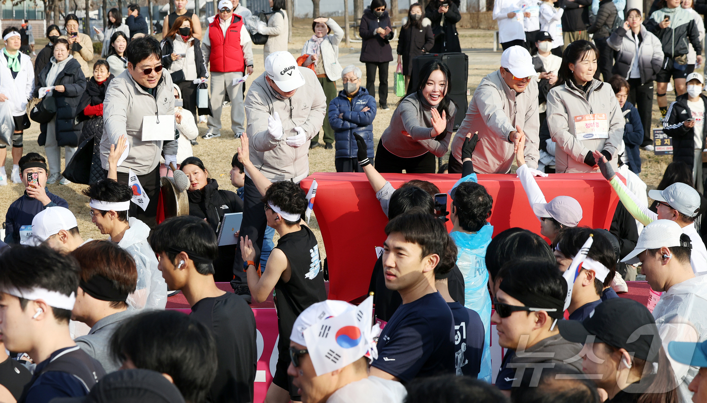 (서울=뉴스1) 김진환 기자 = 유승호 머니투데이방송 대표이사를 비롯한 귀빈들이 1일 오전 서울 광진구 뚝섬한강공원 수변무대에서 열린 '2026 머니투데이방송(MTN) 3·1절 기 …