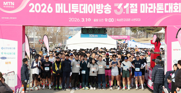 참가자들과 기념 촬영하는 유승호 대표이사