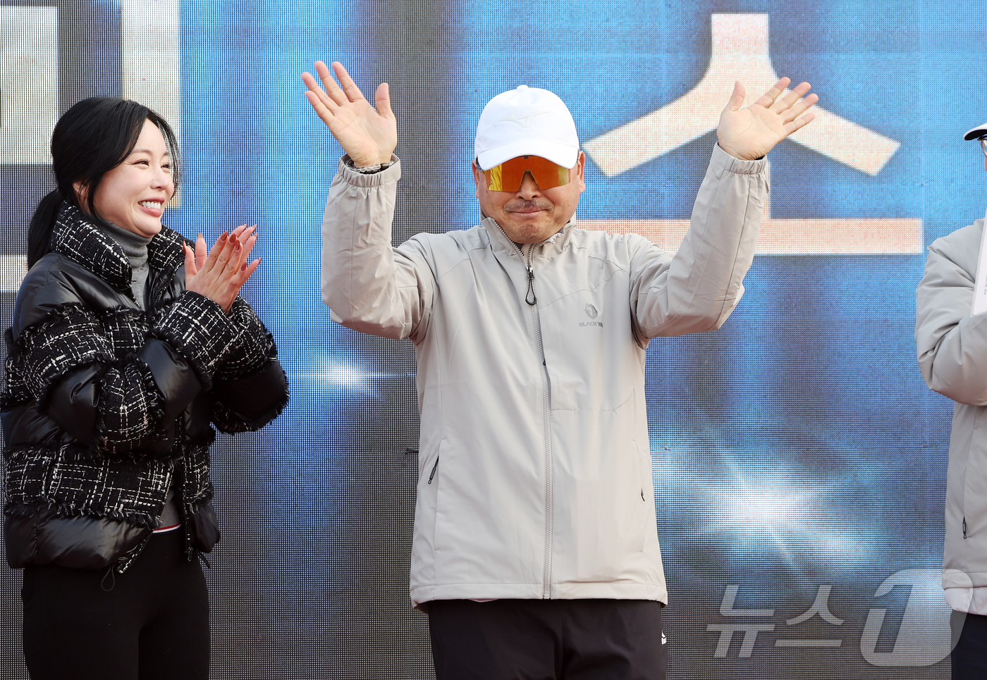 (서울=뉴스1) 김진환 기자 = 1996년 애틀란타 올림픽 마라톤 은메달리스트 이봉주가 1일 오전 서울 광진구 뚝섬한강공원 수변마당에서 열린 ‘2026머니투데이방송 3·1절 기념 …