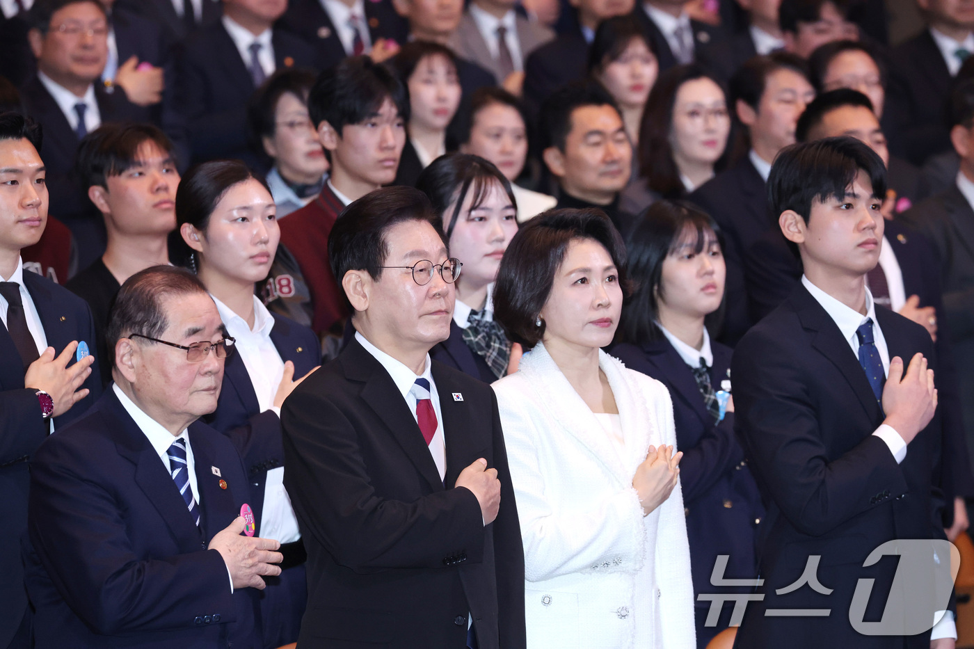 (서울=뉴스1) 이재명 기자 = 이재명 대통령과 김혜경 여사가 1일 서울 강남구 코엑스에서 열린 제107주년 3·1절 기념식에서 국기에 경례하고 있다.  2026.3.1/뉴스1