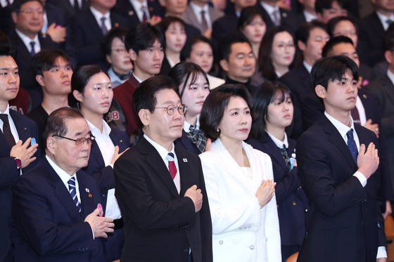 3.1절 기념식서 국민의례하는 이재명 대통령·김혜경 여사