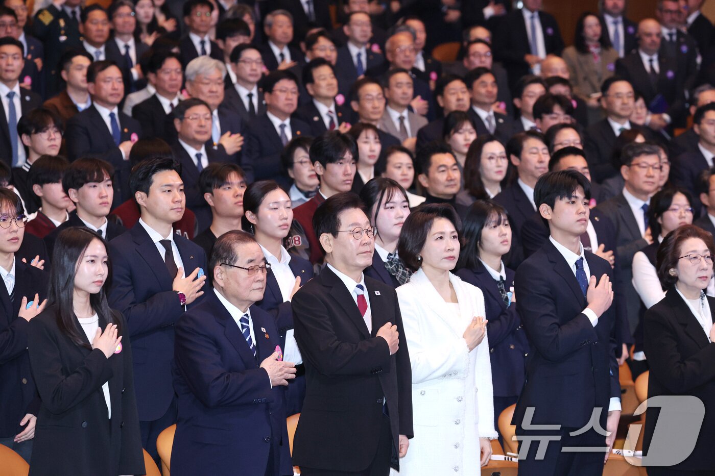 본문 이미지 - 이재명 대통령과 김혜경 여사가 1일 서울 강남구 코엑스에서 열린 제107주년 3·1절 기념식에서 국기에 경례하고 있다. 2026.3.1 ⓒ 뉴스1 이재명 기자