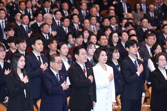 국민의례하는 이재명 대통령·김혜경 여사