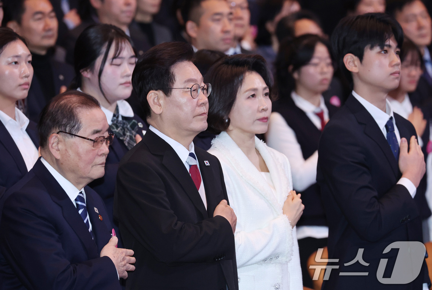 (서울=뉴스1) 이재명 기자 = 이재명 대통령과 김혜경 여사가 1일 서울 강남구 코엑스에서 열린 제107주년 3·1절 기념식에서 국기에 경례하고 있다.  2026.3.1/뉴스1